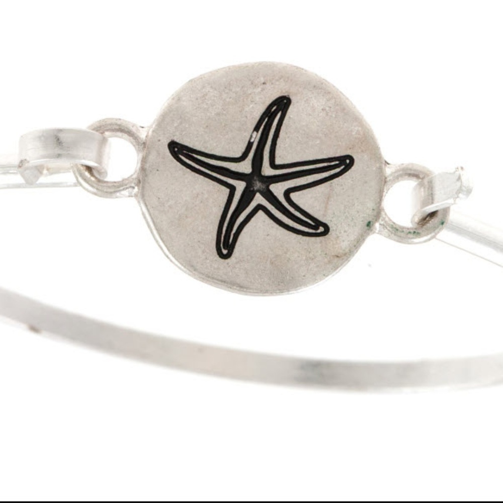 🟠3/$25 Starfish etched disk bracelet - Silver - Picture 2 of 4